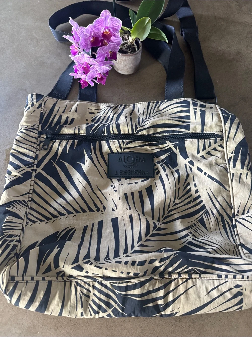 ALOHA collection Black and Tan Palm-Print Tote - Picture 1 of 3